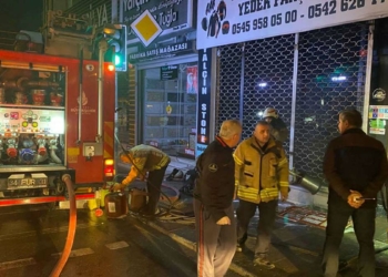 Motosiklet ve yedek parça satan iş yerinde yangın çıktı