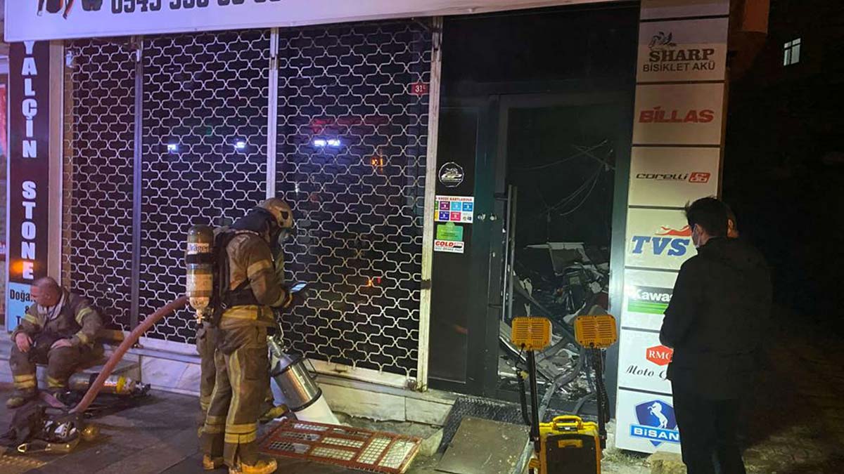 " Yangının nasıl çıktığını bilmiyorum. Ben üst katta oturduğum için pek etkilenmedim sadece çok fazla duman vardı"