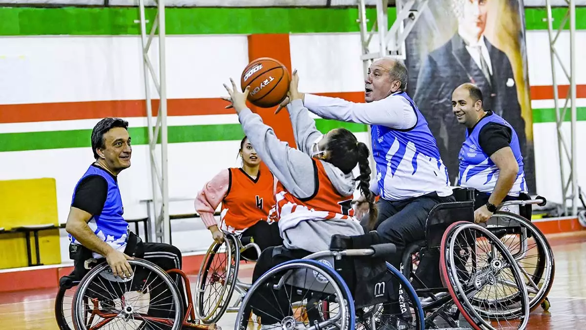 Sporcularla sohbet eden i̇nce, daha sonra forma giyip tekerlekli sandalyeye oturdu