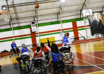 Muharrem İnce tekerlekli sandalyede basketbol oynadı