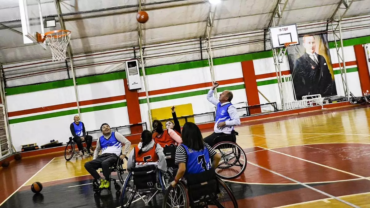 Muharrem i̇nce tekerlekli sandalyede basketbol oynadı