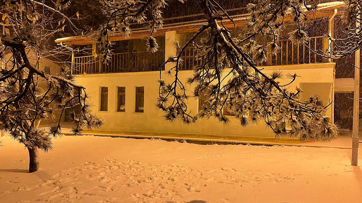 Murat Dağı'na mevsimin ilk karı yağdı