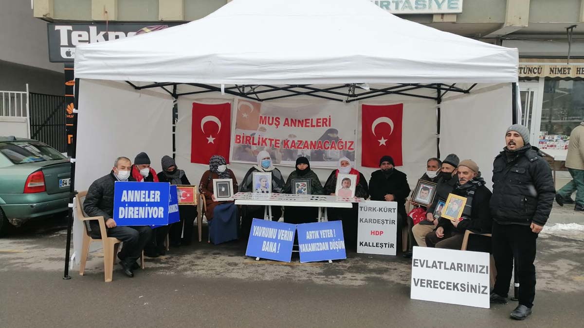 Muş'ta eksi 10 derecede ailelerin evlat nöbeti