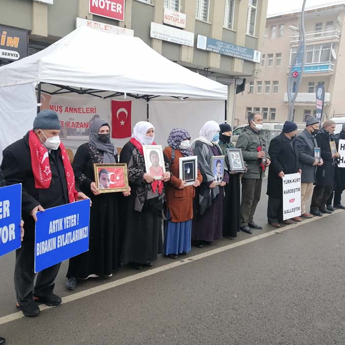 Oğlunun mezuniyeti için hazırlık yaparken kandırılıp dağa götürüldüğünü söyleyen Altun, eylemini kararlılıkla sürdüreceğini ifade etti.