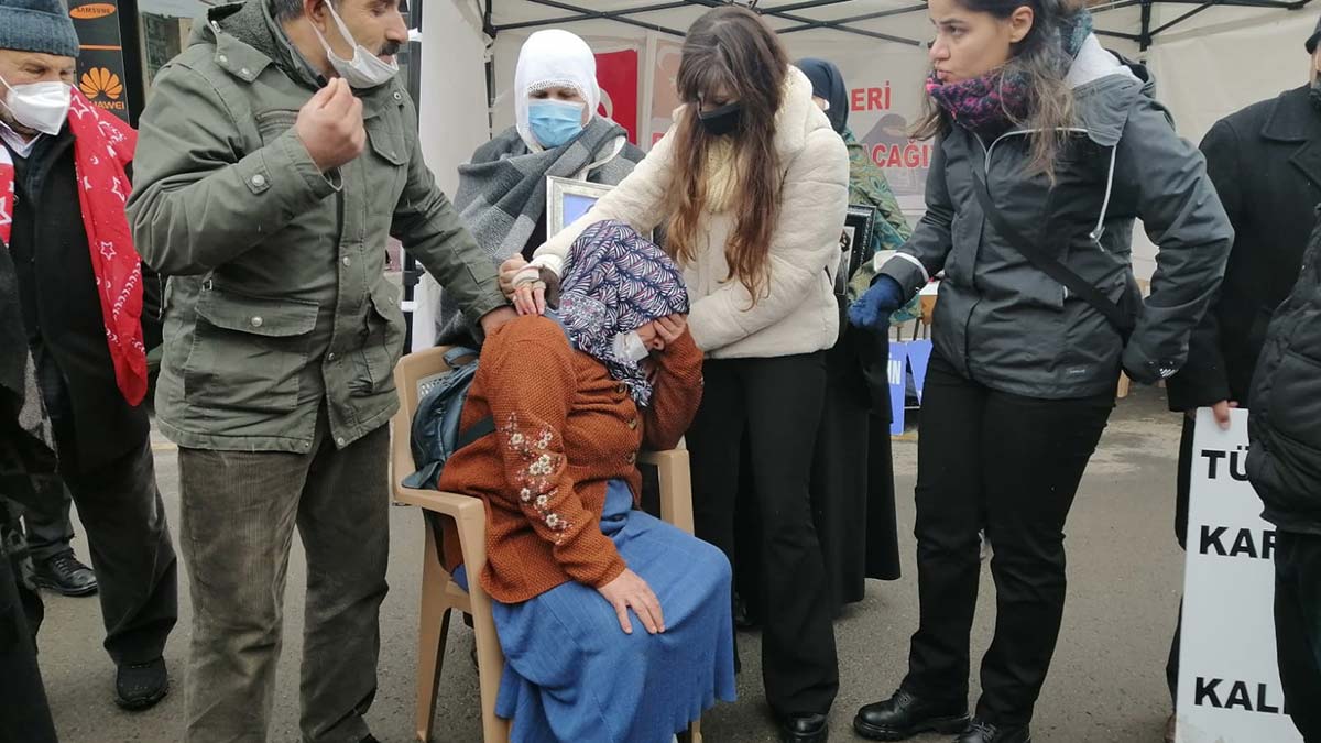 Atik Kılıç, fenalaşıp yere yığıldı. Diğer ailelerin ve polis ekiplerinin desteğiyle yerden kaldırılarak sandalyeye oturtulan Atik Kılıç’a su ve kolonya ile müdahale edildi