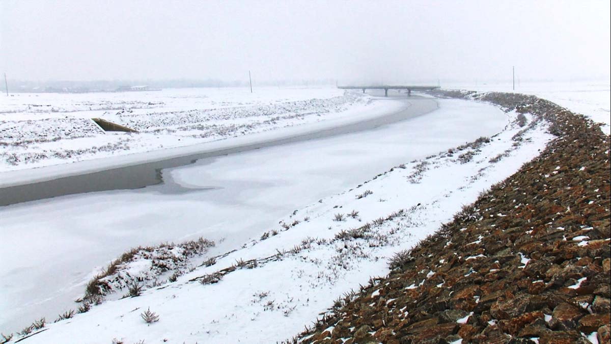 Muş'ta nehir, dere ve göletlerin yüzeyi buzla kaplandı