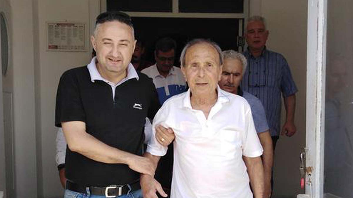 Nazilli'den çıkan ilk milli takım oyuncusu olan Akı, futbolu bıraktıktan sonra 16 yıl antrenörlük yaptı.