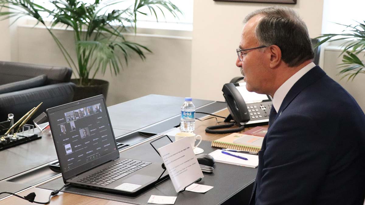 " Otomotiv endüstrisini, yüzde 12,7 pay ve 1 milyar 435 milyon dolar ile demir ve demir dışı metaller sektörü, yüzde 8,1 pay ve 915 milyon dolar ile de tekstil ve hammaddeleri sektörü takip etti"