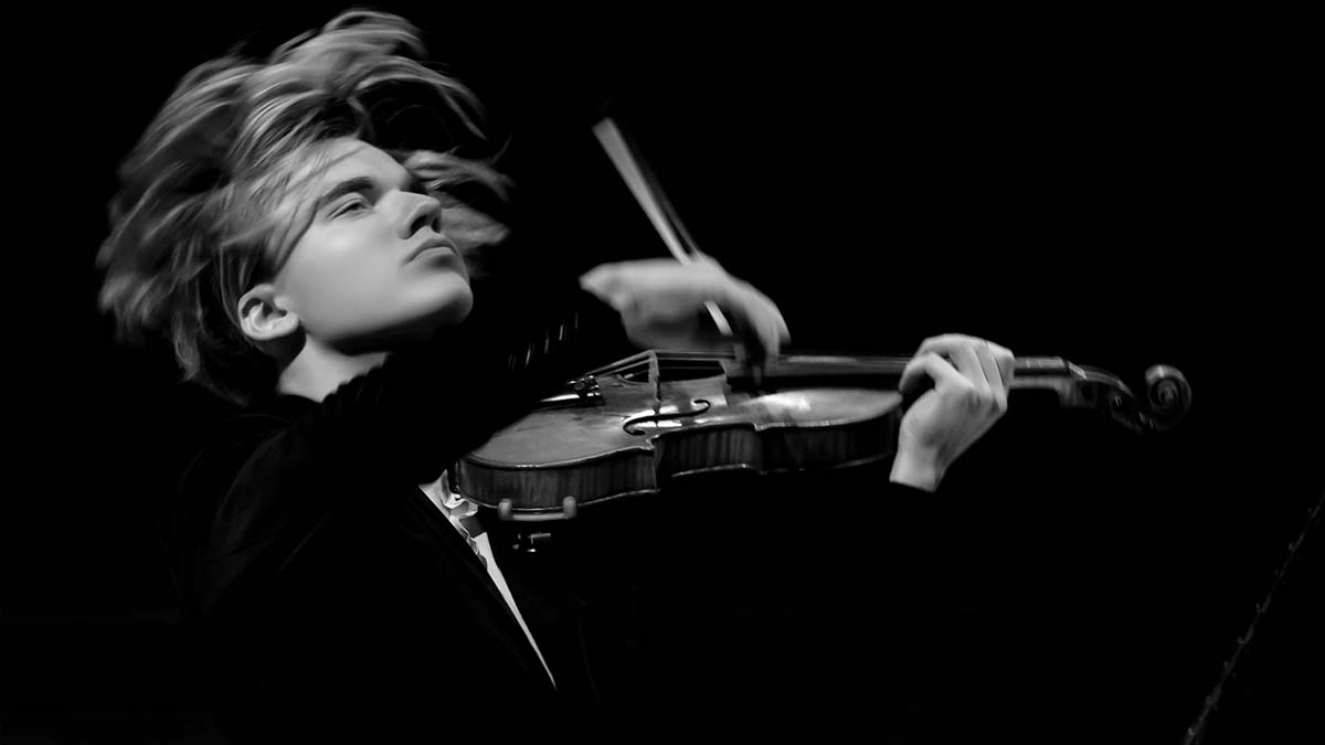 " Eseri icra ederken rüzgârın geldiğini hissetmem, dinleyene de hissettirmem gerekir."