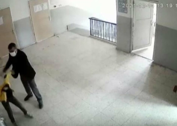 Öğrencisini darbeden öğretmen için çarpıcı iddia