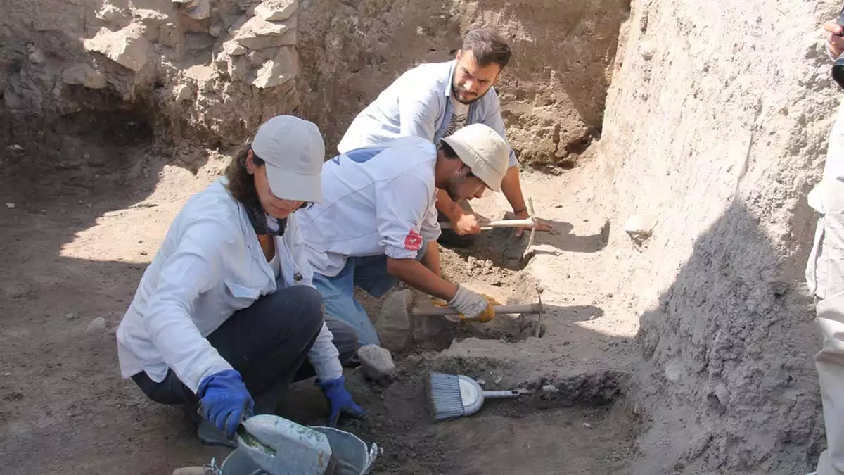 " yaklaşık 2011-2012 yılında bu mezarları kazmaya başladık ve tabii bunun bir akademik çalışması vardı"