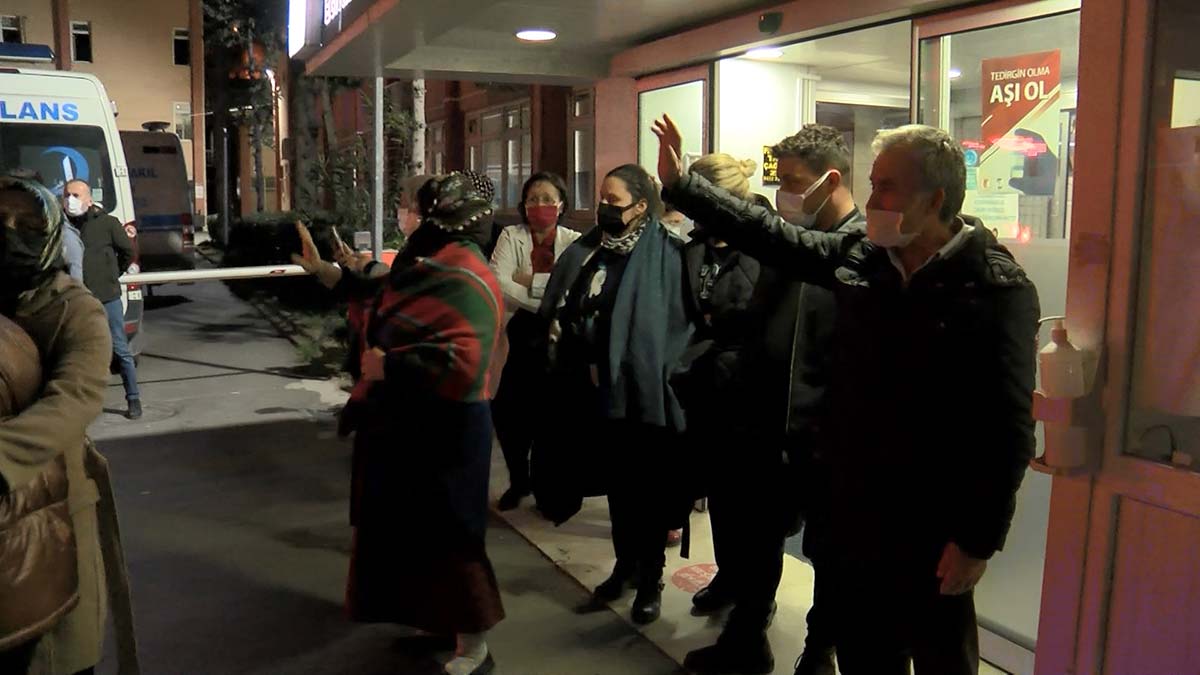 Tezlik'in organları götürülürken eşi Saime Tezlik, kızı ve yakınları gözyaşı dökerek, ambulansın arkasından el salladı