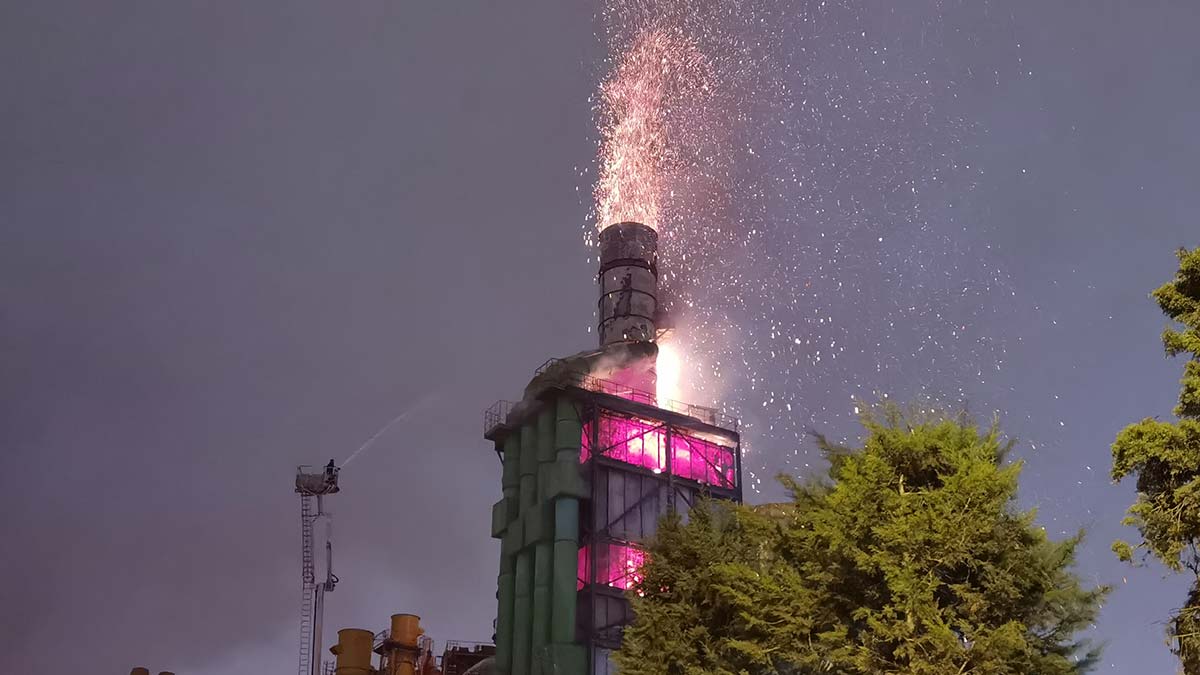 Ekipler, yangının çıkış nedenini belirlemek için inceleme başlattı.