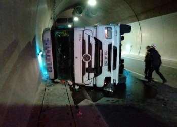 Osmangazi Tüneli'nde TIR devrildi