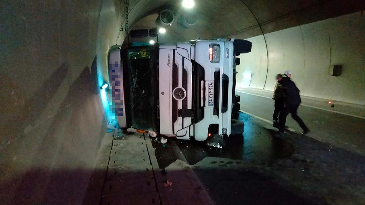Osmangazi Tüneli'nde TIR devrildi