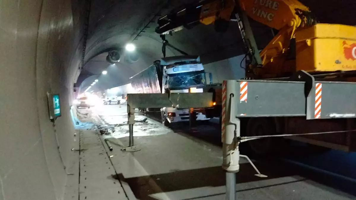 Osmangazi tunelinde tir devrildi 2 - yaşam - haberton