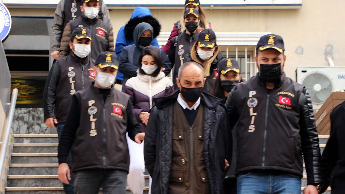 Esra Yıldız'ın normalde kapıyı tanımadığı kimseye açmadığı öğrenilirken, eve girmeden önce Nuri Yıldız'ın telefonuyla Esra Yıldız'ın telefonu arasında kısa bir görüşme gerçekleştiği belirlendi.