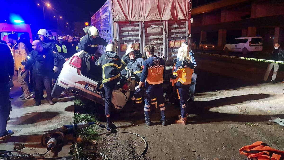 Otomobil park halindeki TIR'ın altına girdi: 3 ölü