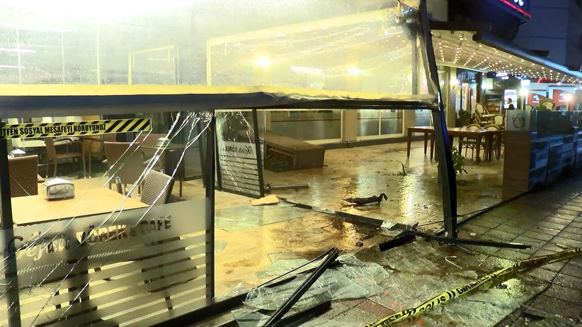 Otomobil restorana daldı, 2 bekçi yaralandı