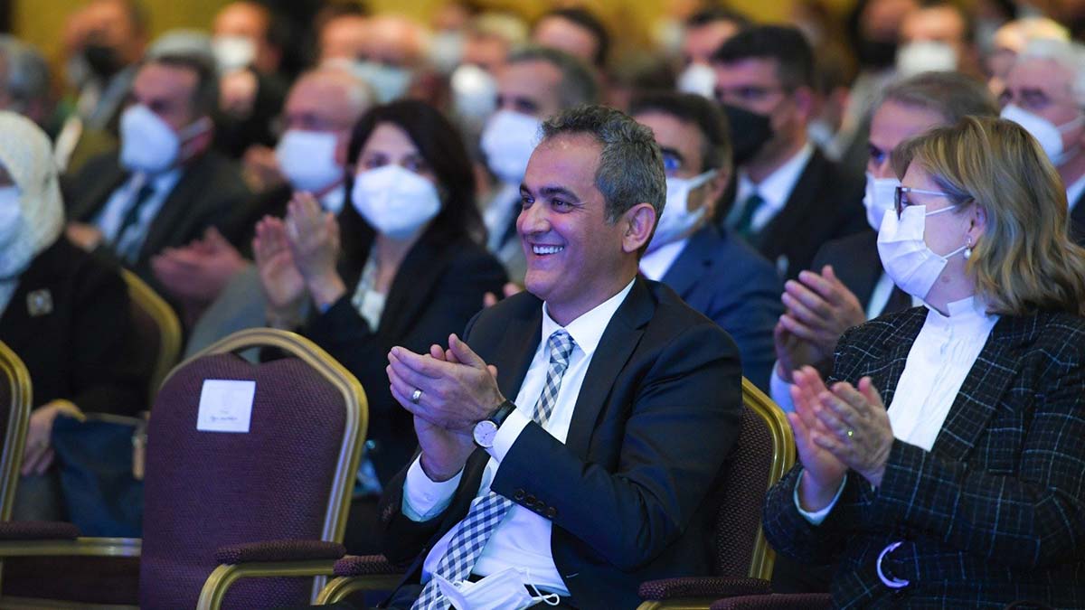 " Sadece bizim dönemimizde değil, tüm bakanlarımız döneminde, kıymetli Bakanımızın (Nabi Avcı) da öğretmen meslek kanunun hazırlanmasında çok büyük emeği var"