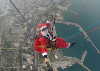 Paraşütlü noel baba hediyeler dağıttı