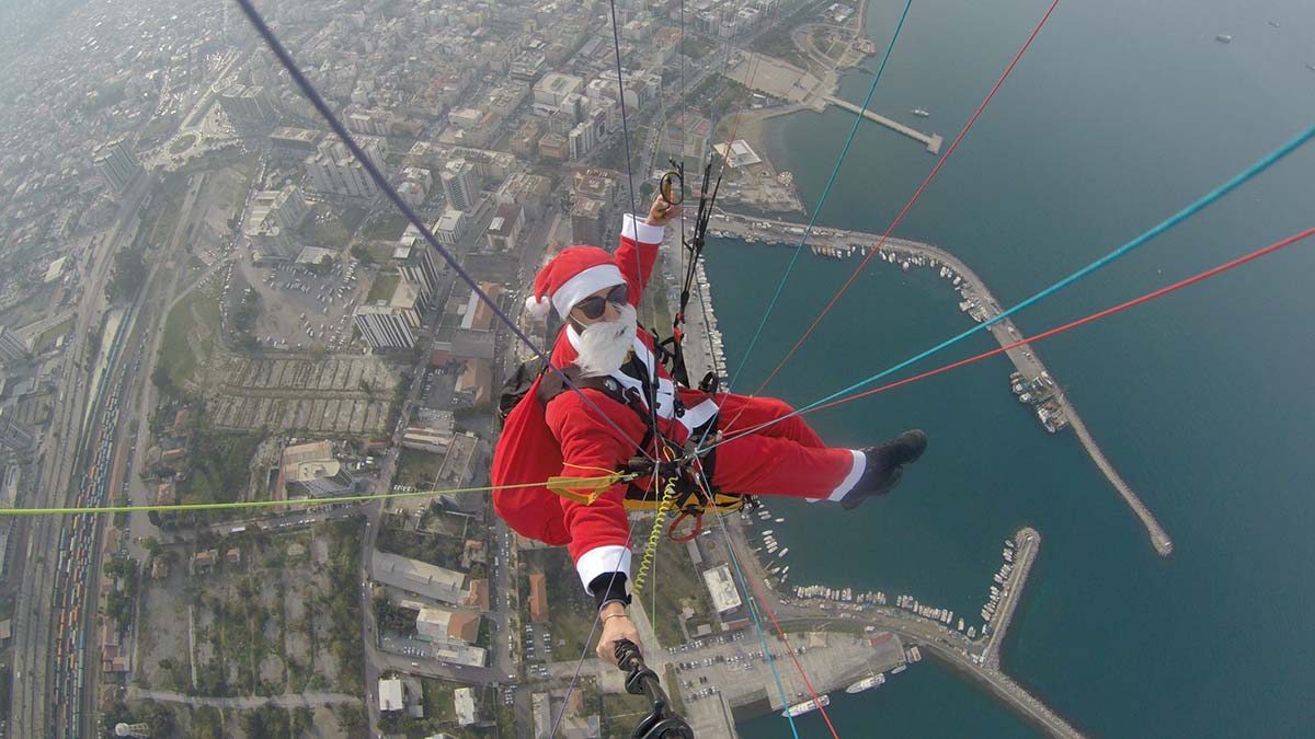 Paraşütlü noel baba hediyeler dağıttı