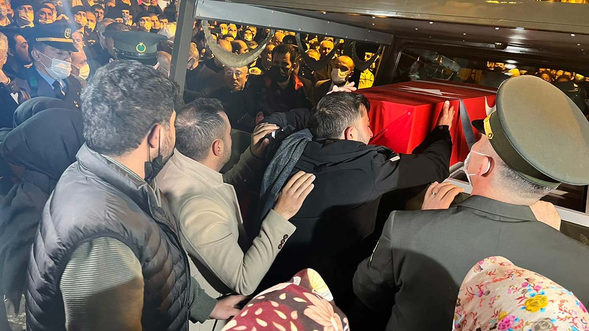 Şehit Uzman Çavuş İdris Aksöz'un cenazesi helallik için Sancaktepe'deki baba evine getirildi