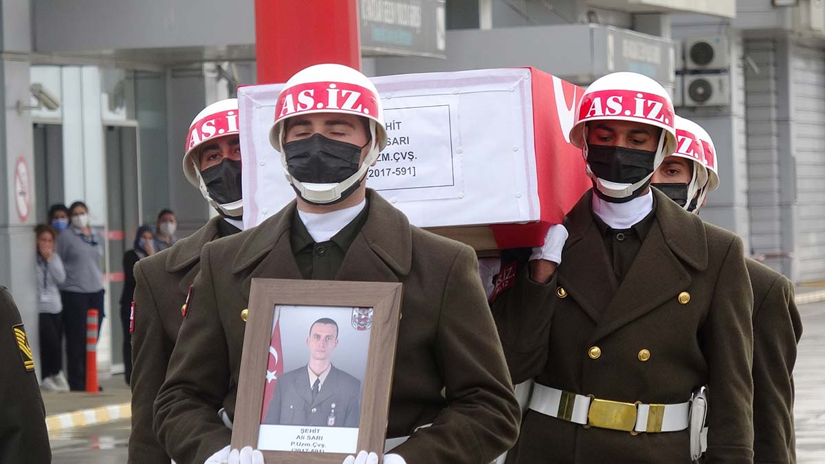 Zeytinli Mahallesi Meydanı'nda şehit için cenaze namazı kılındı