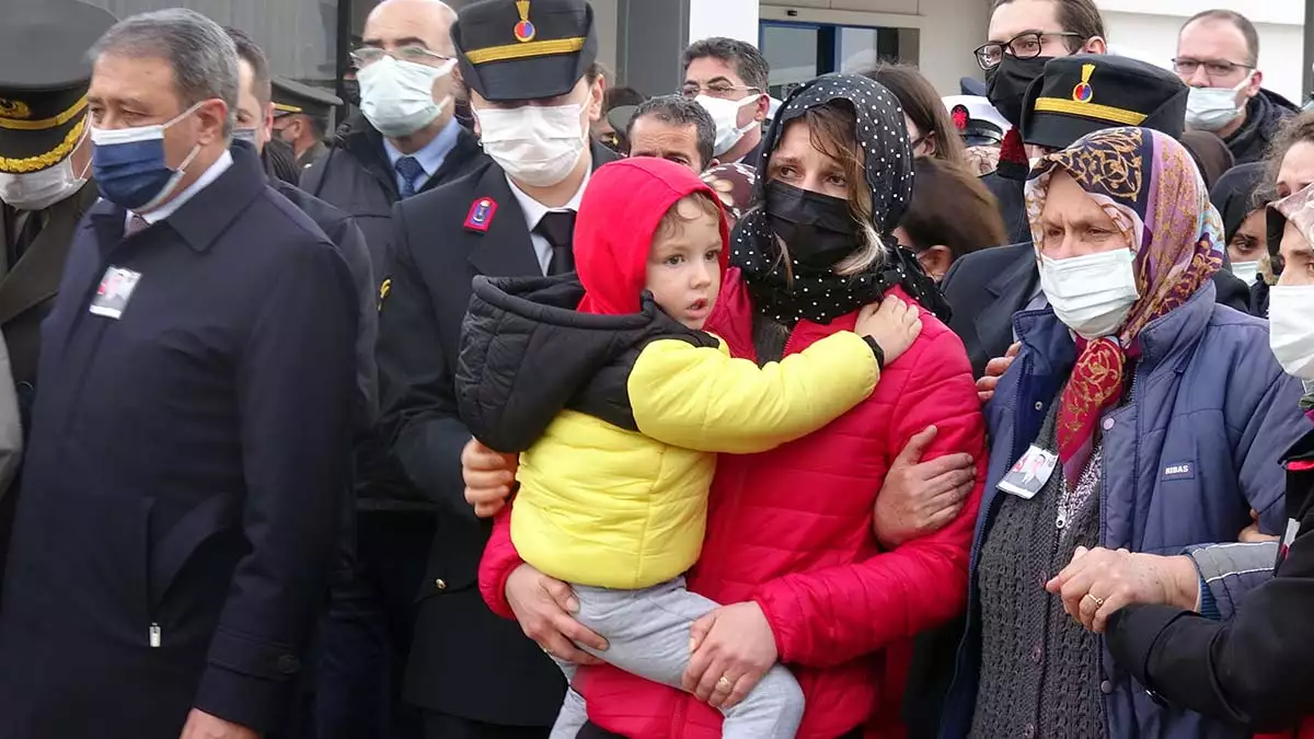 Eşi anna sarı cenaze töreni sırasında metanetini korurken, çocukları adel (3) ve aksel de (6) annelerine sarıldı