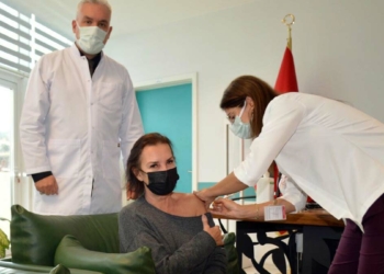 Perihan Savaş 4'üncü doz koronavirüs aşısını yaptırdı