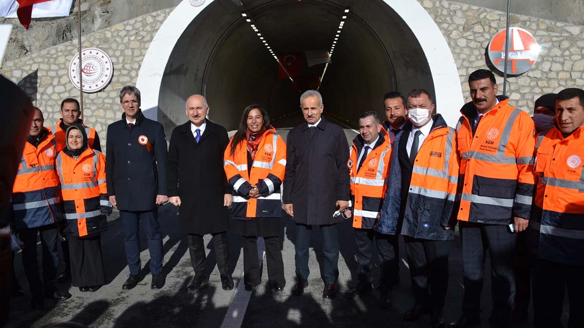 " Hamdolsun, bugün Türkiye, gelişmiş ve gelişmekte olan ülkeler arasında hem en kapsamlı, en yeni modern kalkınma altyapısına sahip devlet olarak öne çıkmaktadır"