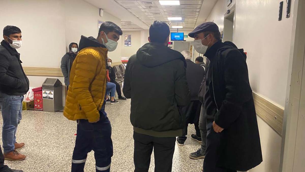 Asiye’nin çığlıklarını duyanlar, yardıma koştu. Güçlükle kurtarılan Asiye Ateş, ambulansla hastaneye kaldırıldı.