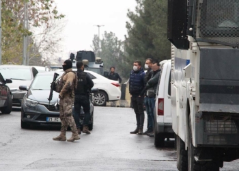 Polis karakoluna pompalı tüfekle ateş açıldı