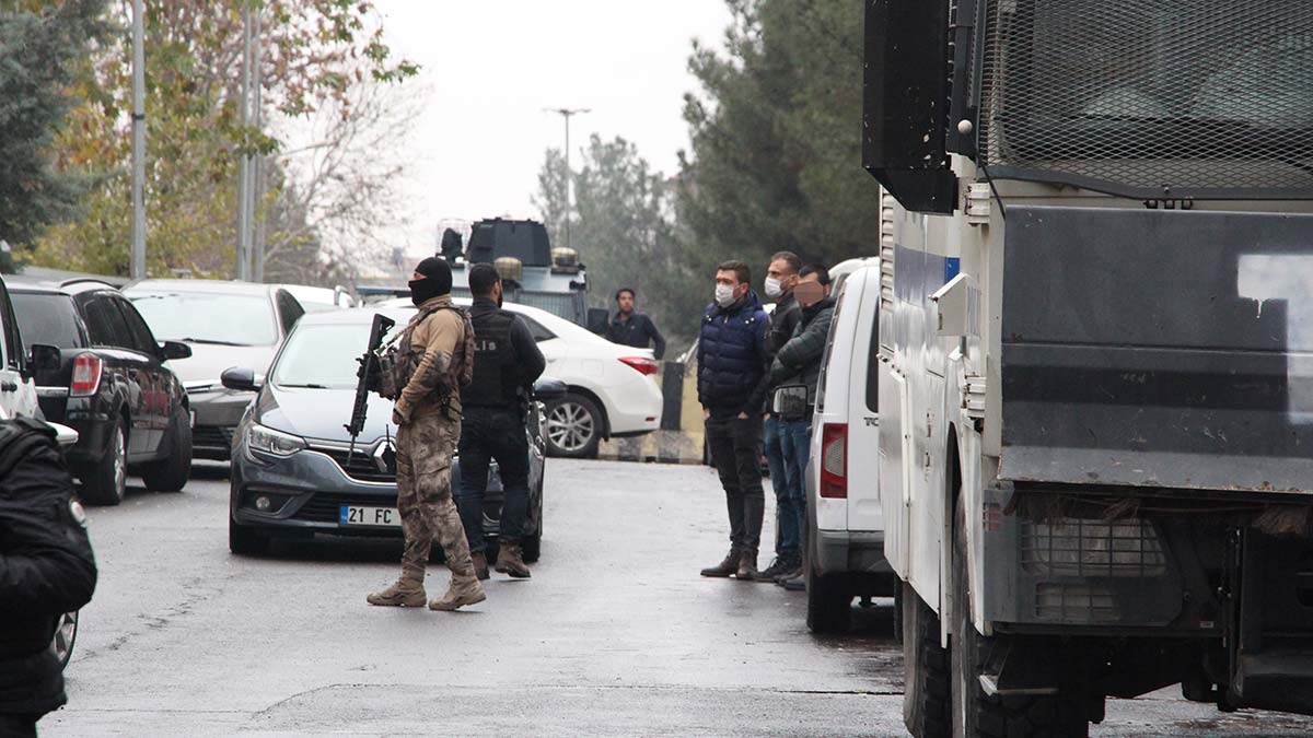Polis karakoluna pompalı tüfekle ateş açıldı
