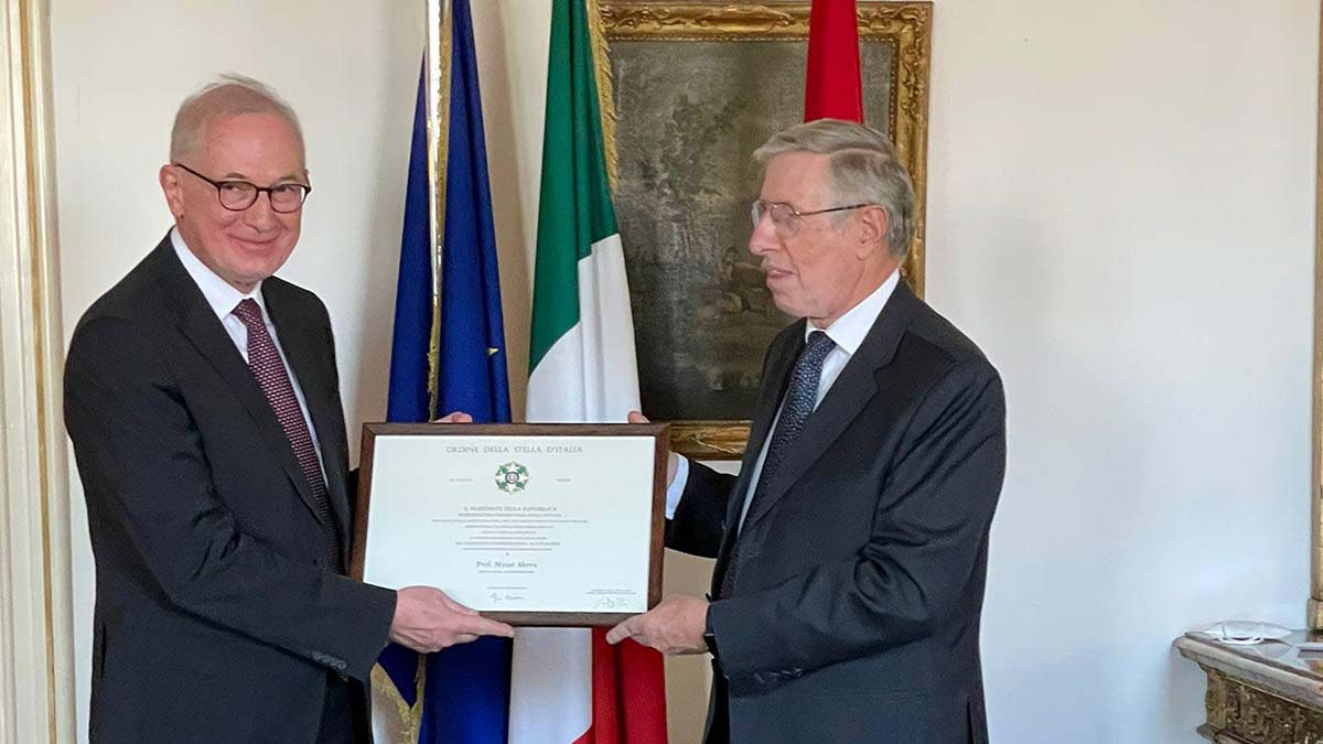 Prof. Dr. Murat Akova, Türkiye ile İtalya arasında bilimsel iş birliğinin geliştirilmesine sağladığı katkı nedeniyle İtalya Devlet Nişanı ile ödüllendirildi