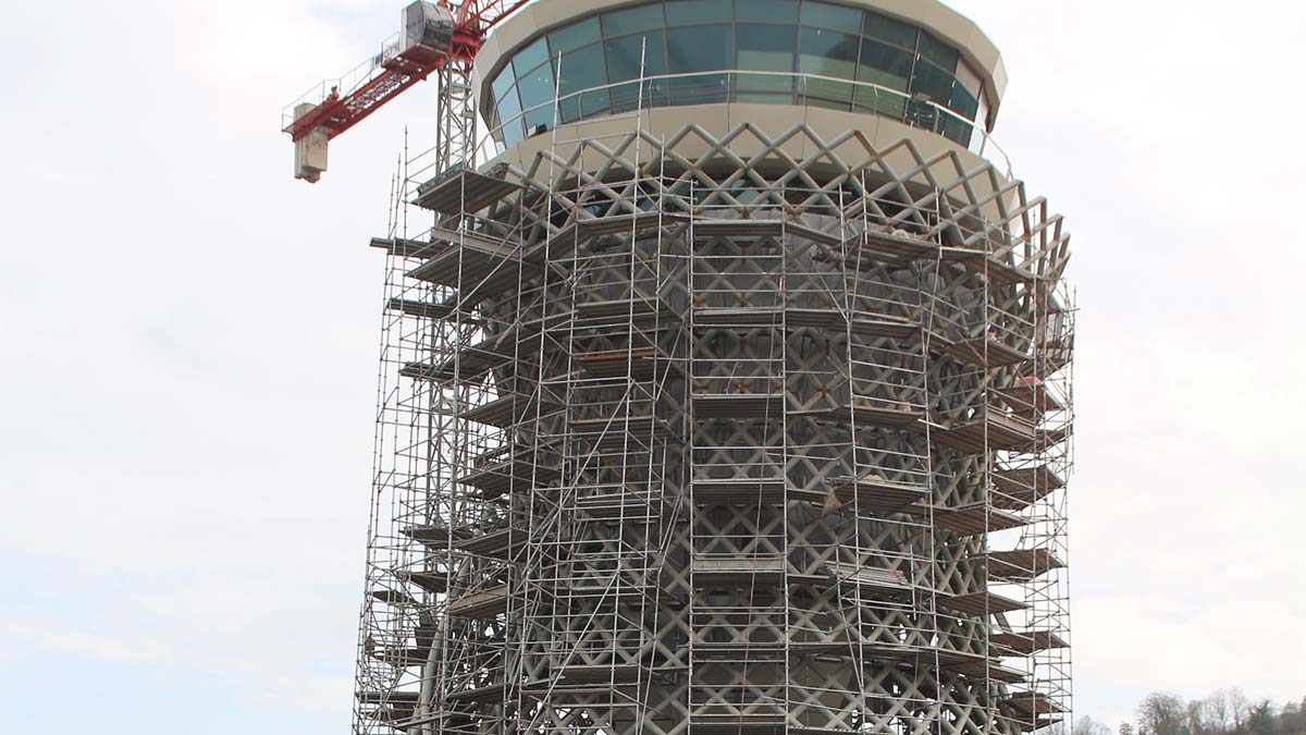 Üstyapının yüzde 80'inin tamamlandığı projede havalimanı giriş takı, çay yaprağı; hava kontrol kulesi de çay bardağı figürü şeklinde inşa edildi