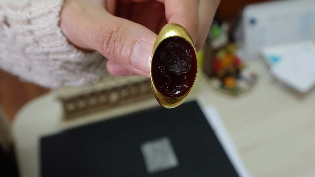 Roma dönemine ait altın yüzüğü satarken yakalandı