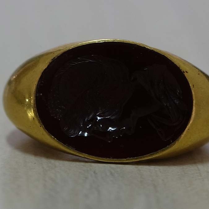 Yapılan aramada, şüphelinin üzerinde bulunan yüzüğe el konuldu.