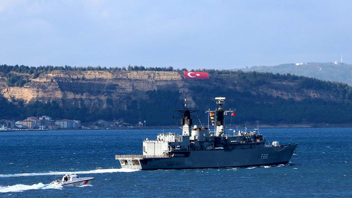 Boğaz geçişi sırasında Rumen savaş gemisine, Türk Sahil Güvenlik botuyla eşlik edildi.