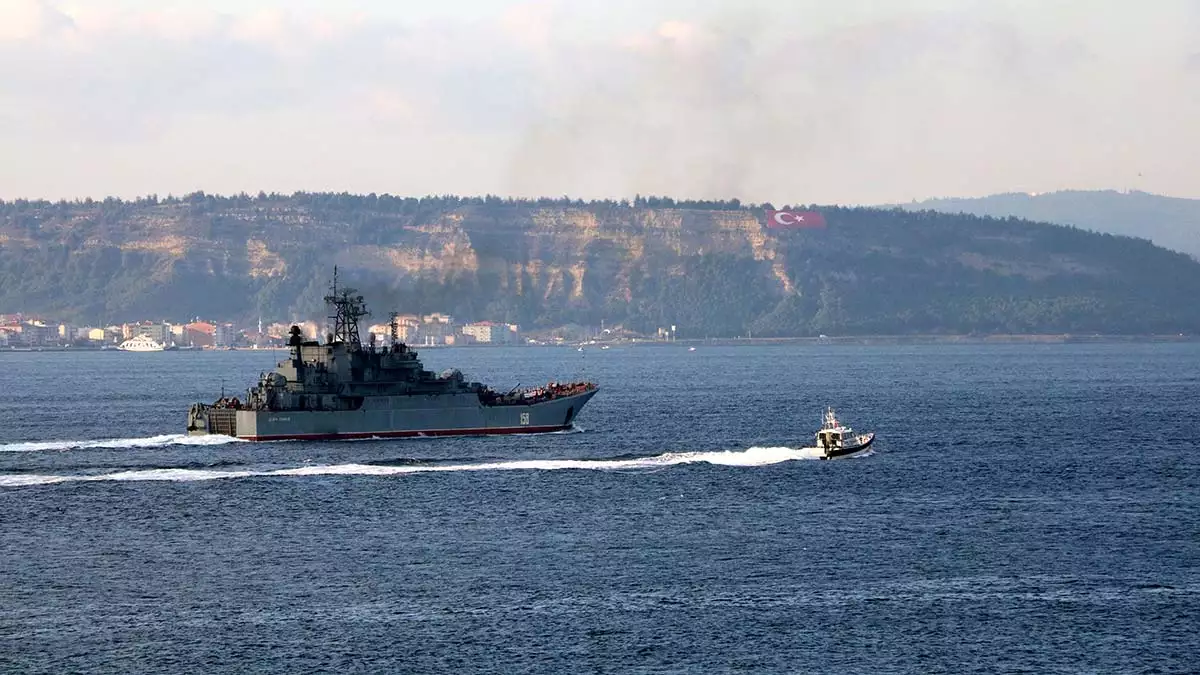 Boğaz geçişi sırasında savaş gemisine, güvenlik gerekçesiyle türk sahil güvenlik botuyla eşlik edildi.