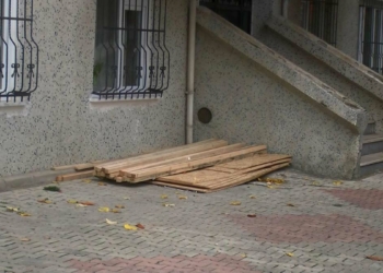 Rüzgar etkisiyle havalanan suntalar bir kişiye çarptı