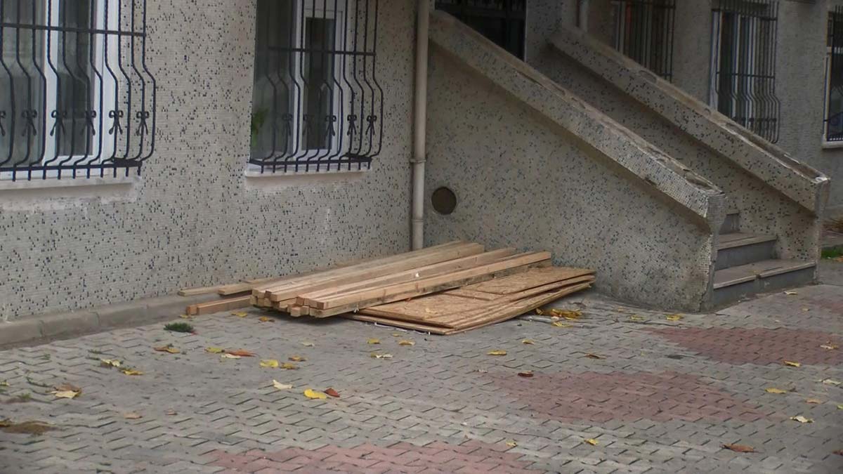 Rüzgar etkisiyle havalanan suntalar bir kişiye çarptı