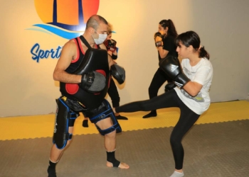 Sağlıkçı kadınlar savunma sporları öğreniyor