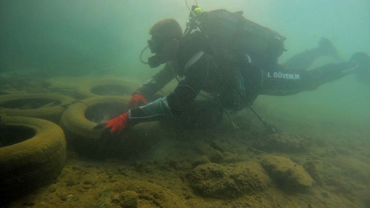 Sahil Güvenlik dalgıçları denizden lastik çıkardı