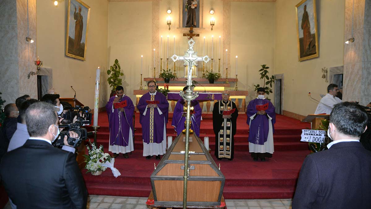 Roshan Cordeiro'nun yönettiği törende, ilahiler ve İncil'den bölümler okunup dualar edildi