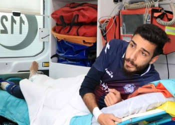Sakatlanan futbolcu maçı ambulanstan izledi