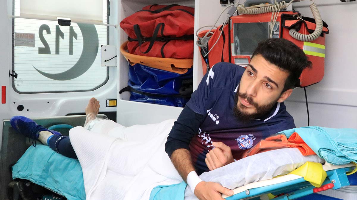 Sakatlanan futbolcu maçı ambulanstan izledi