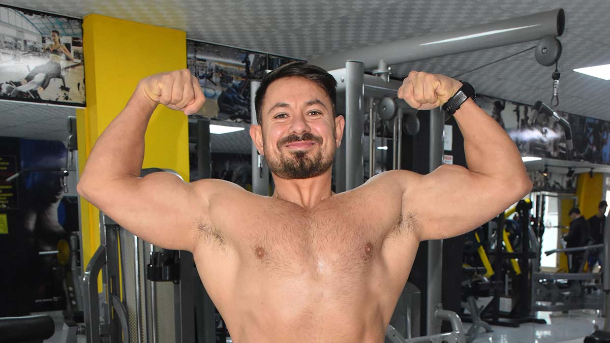 " Bir tekstil şirketinde son ütücüydüm. Zor bir işti ama işten çıkıp, her gün spor salonuna gidiyordum. Saat 23.00'e kadar antrenman yapıp, 06.30'da kalkarak mesaiye başlıyordum"