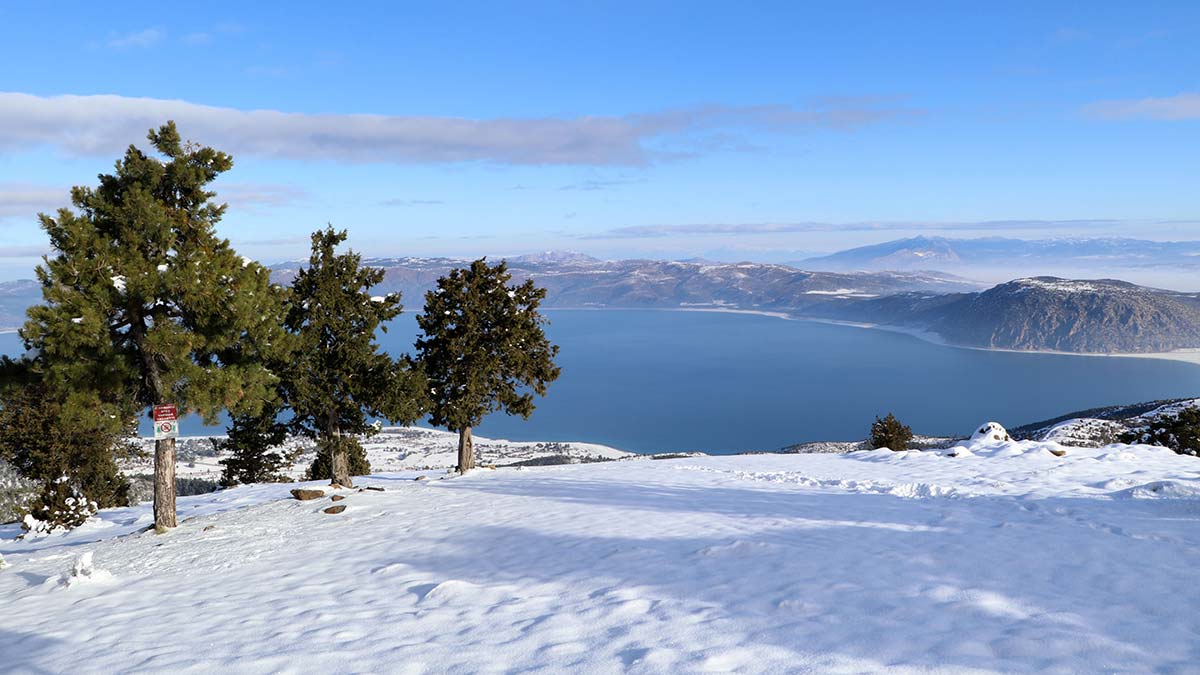 Salda Gölü yağan karla beyaza büründü