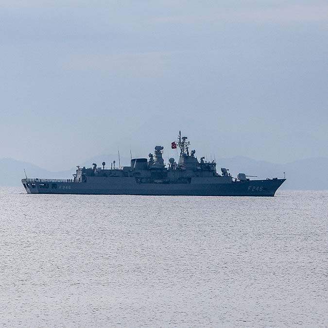 Bir süre limanda kalacağı öğrenilen fırkateyni görenler cep telefonlarıyla fotoğrafını ve görüntüsünü çekti